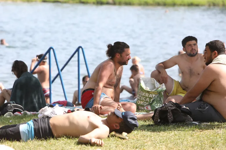 Djevojke su izvadile kupaće kostime, a najmlađi lopte i kantice: Evo kakva atmosfera je zavladala na Foginovom kupalištu