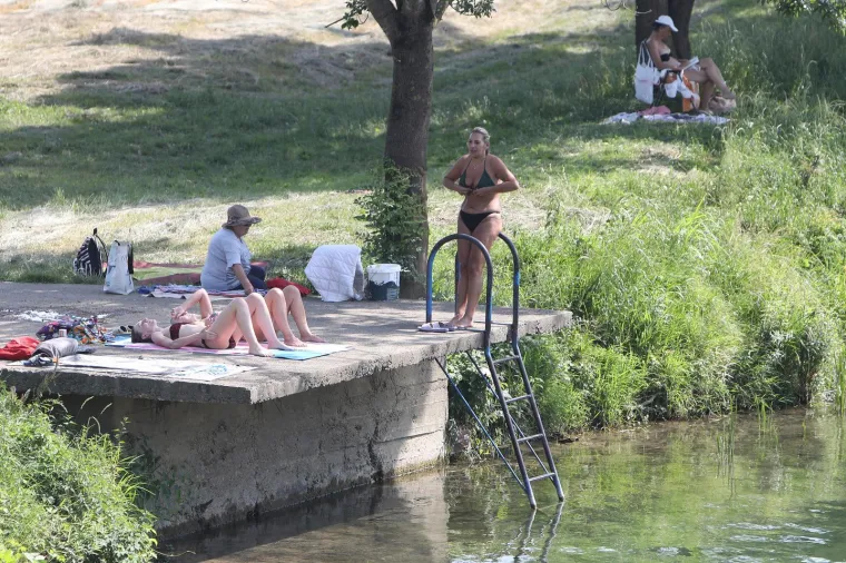 Djevojke su izvadile kupaće kostime, a najmlađi lopte i kantice: Evo kakva atmosfera je zavladala na Foginovom kupalištu