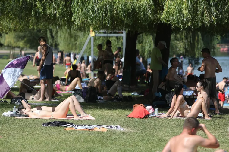 Djevojke su izvadile kupaće kostime, a najmlađi lopte i kantice: Evo kakva atmosfera je zavladala na Foginovom kupalištu