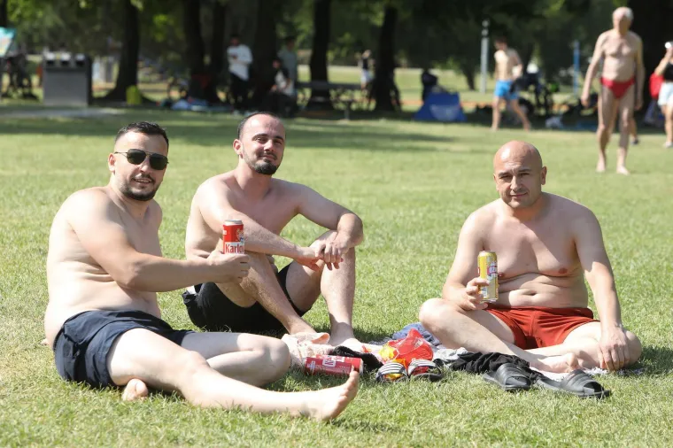 Djevojke su izvadile kupaće kostime, a najmlađi lopte i kantice: Evo kakva atmosfera je zavladala na Foginovom kupalištu