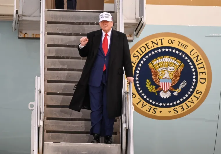 Macron naučio lekciju? Pogledajte kako je sada iza&scaron;ao iz aviona i tko ga je dočekao