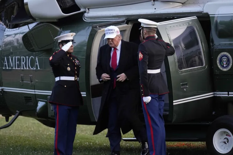 Macron naučio lekciju? Pogledajte kako je sada iza&scaron;ao iz aviona i tko ga je dočekao