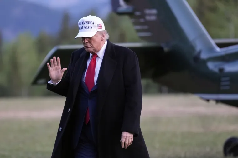 Macron naučio lekciju? Pogledajte kako je sada iza&scaron;ao iz aviona i tko ga je dočekao