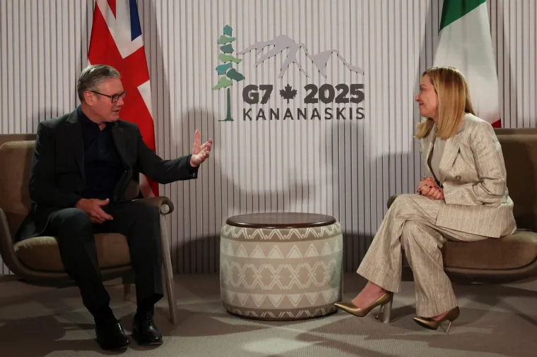 Macron naučio lekciju? Pogledajte kako je sada iza&scaron;ao iz aviona i tko ga je dočekao