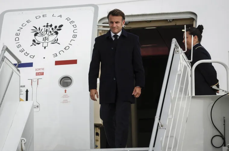 Macron naučio lekciju? Pogledajte kako je sada izašao iz aviona i tko ga je dočekao