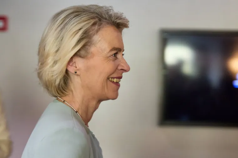 Macron naučio lekciju? Pogledajte kako je sada iza&scaron;ao iz aviona i tko ga je dočekao