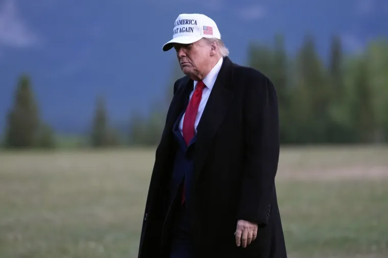 Macron naučio lekciju? Pogledajte kako je sada iza&scaron;ao iz aviona i tko ga je dočekao