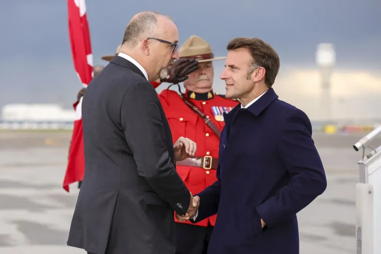Macron naučio lekciju? Pogledajte kako je sada izašao iz aviona i tko ga je dočekao