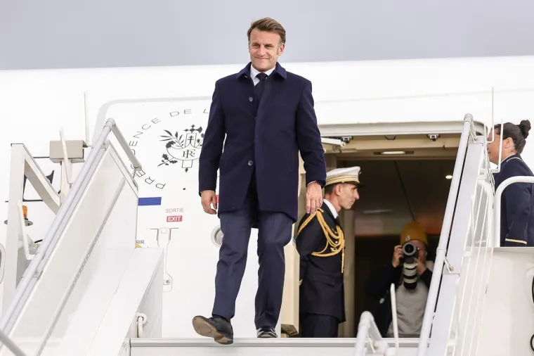 Macron naučio lekciju? Pogledajte kako je sada izašao iz aviona i tko ga je dočekao