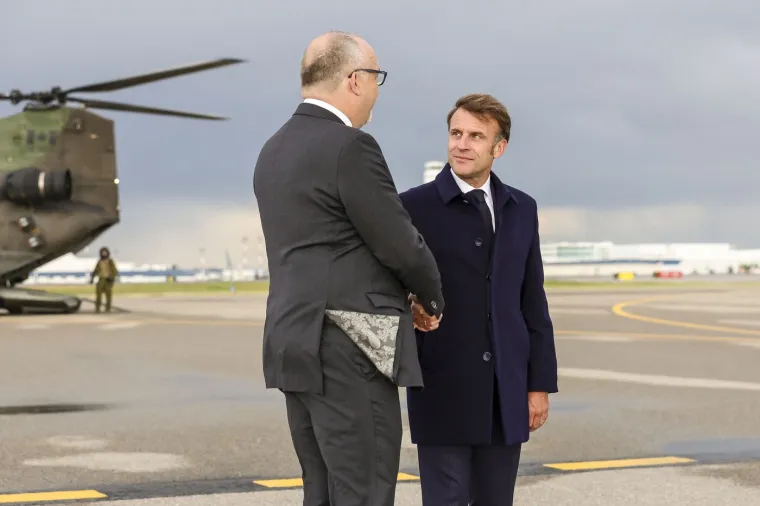 Macron naučio lekciju? Pogledajte kako je sada iza&scaron;ao iz aviona i tko ga je dočekao