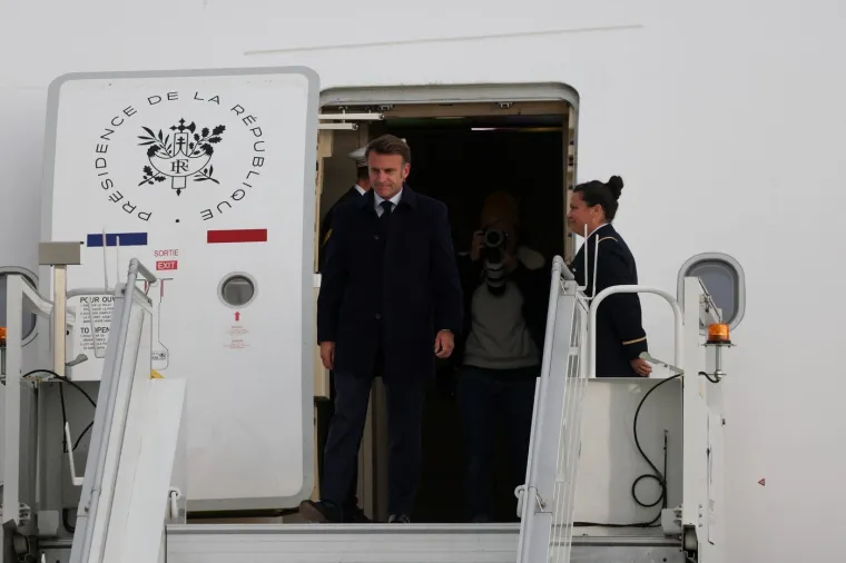 Macron naučio lekciju? Pogledajte kako je sada izašao iz aviona i tko ga je dočekao