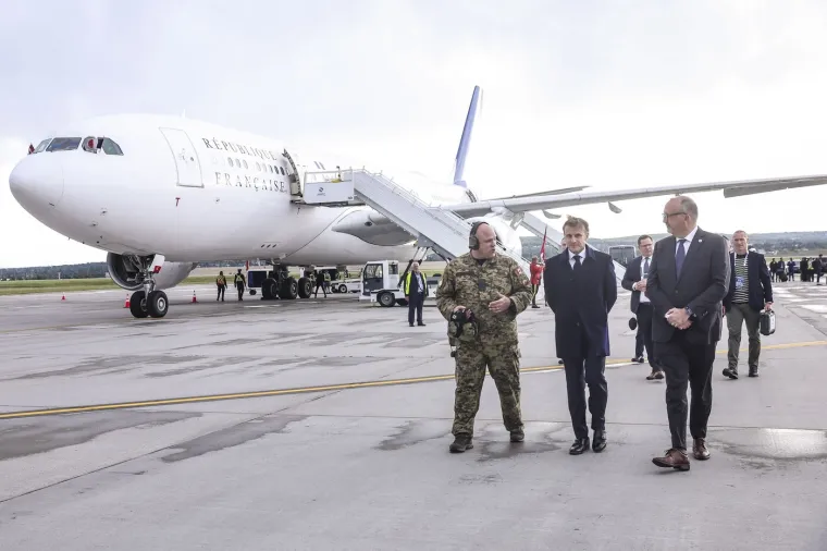 Macron naučio lekciju? Pogledajte kako je sada izašao iz aviona i tko ga je dočekao