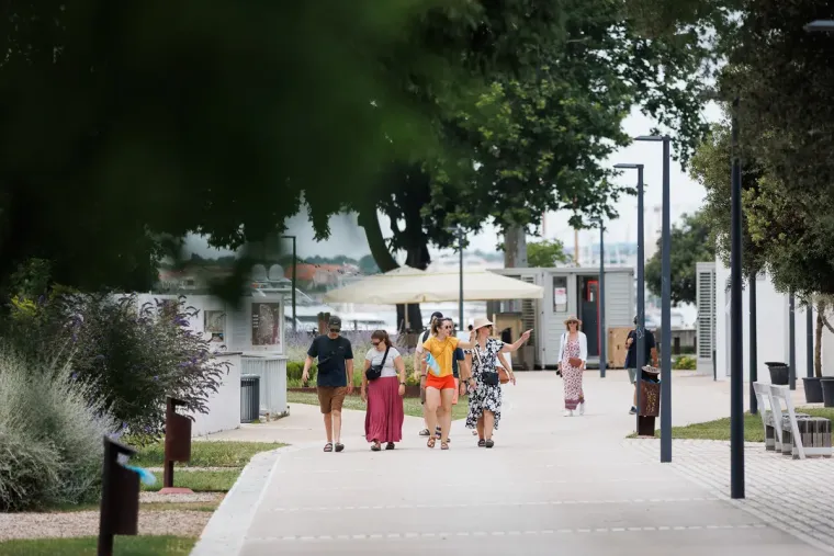 Kratke haljine, kupaći kostimi i hlačice: Zadranke se razgolile i prošetale špicom
