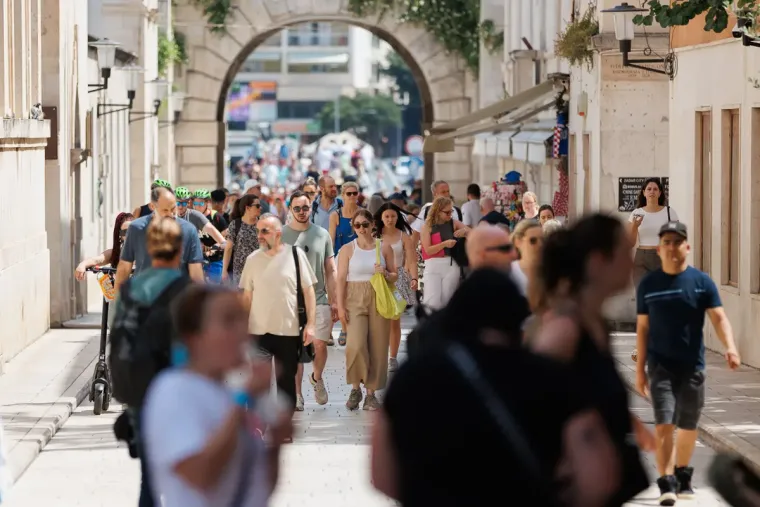 Kratke haljine, kupaći kostimi i hlačice: Zadranke se razgolile i prošetale špicom