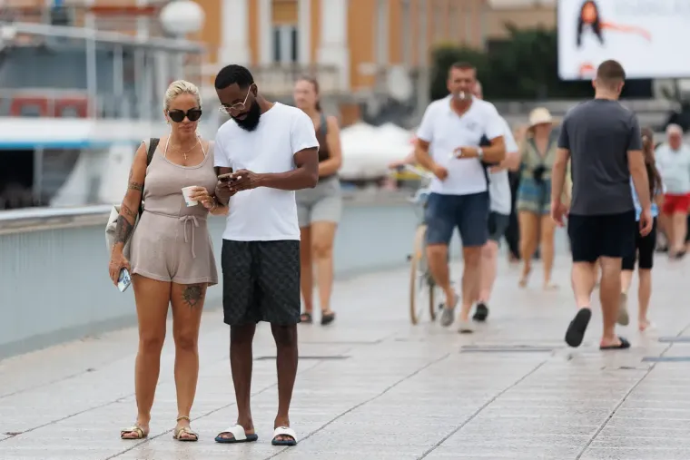 Kratke haljine, kupaći kostimi i hlačice: Zadranke se razgolile i pro&scaron;etale &scaron;picom