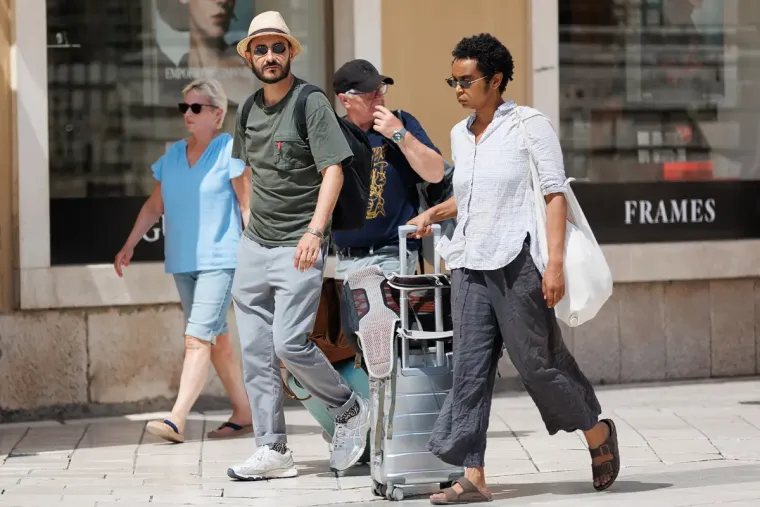 Kratke haljine, kupaći kostimi i hlačice: Zadranke se razgolile i pro&scaron;etale &scaron;picom