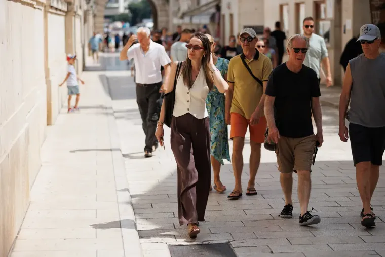 Kratke haljine, kupaći kostimi i hlačice: Zadranke se razgolile i pro&scaron;etale &scaron;picom