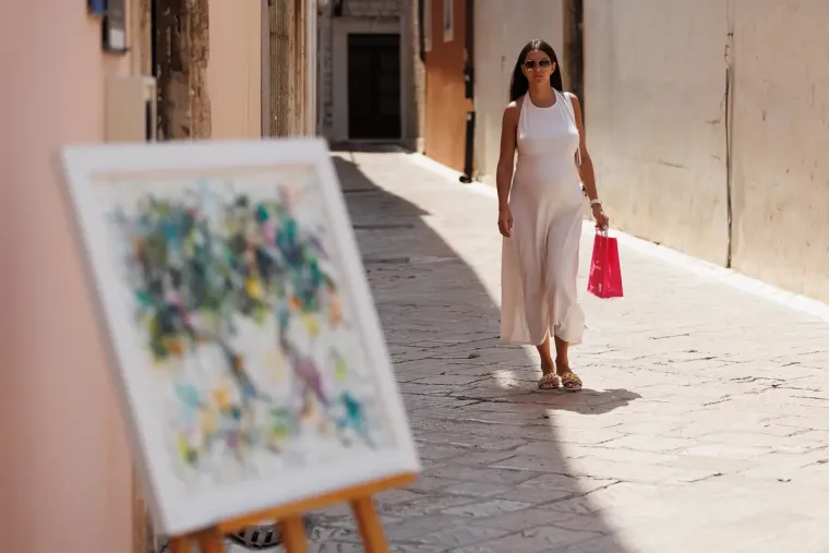 Kratke haljine, kupaći kostimi i hlačice: Zadranke se razgolile i pro&scaron;etale &scaron;picom