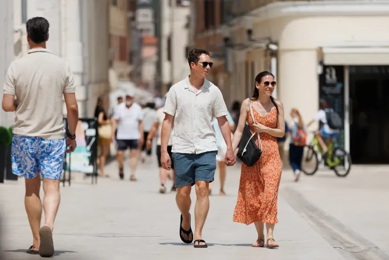 Kratke haljine, kupaći kostimi i hlačice: Zadranke se razgolile i pro&scaron;etale &scaron;picom