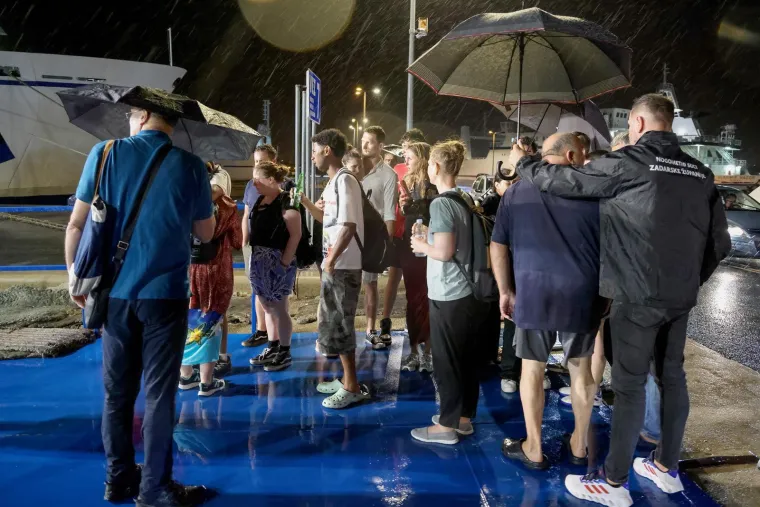 Pogledajte olakšanje na licima putnika spašenih s tonućeg broda kraj Zadra