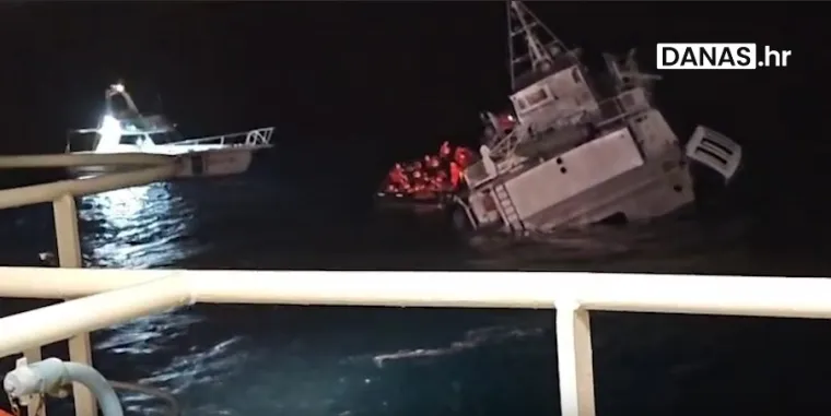 Pogledajte olakšanje na licima putnika spašenih s tonućeg broda kraj Zadra