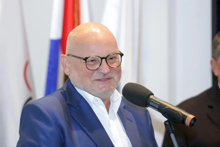 U mladosti bio fatalni zavodnik, smirio se s doktoricom znanosti: Bivši premijer danas puni 76 godina