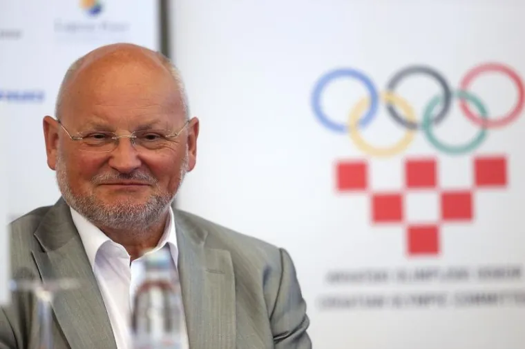 U mladosti bio fatalni zavodnik, smirio se s doktoricom znanosti: Bivši premijer danas puni 76 godina