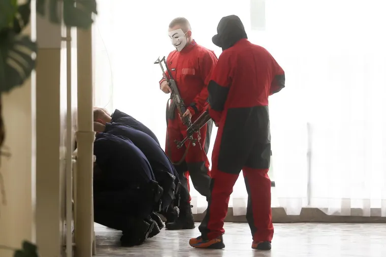 Duge cijevi, maskirani kriminalci i talačka kriza: Pogledajte nestvarne scene iz Sarajeva