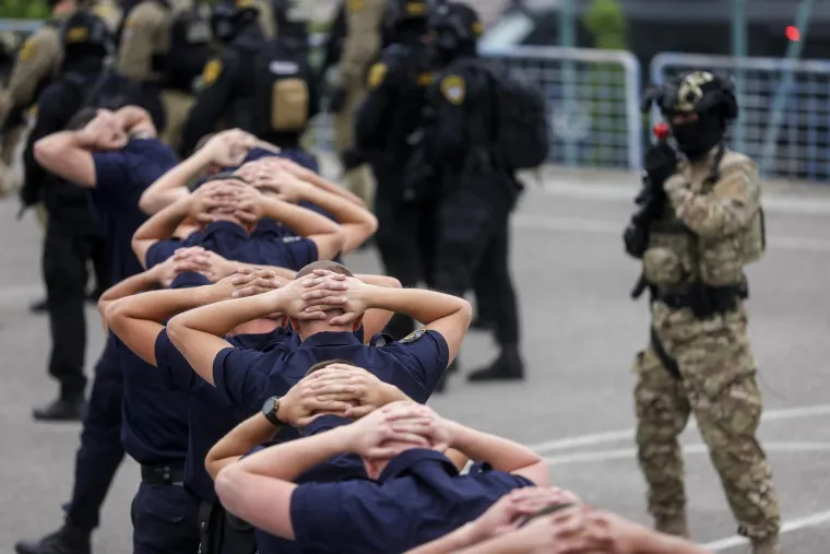 Duge cijevi, maskirani kriminalci i talačka kriza: Pogledajte nestvarne prizore iz Sarajeva