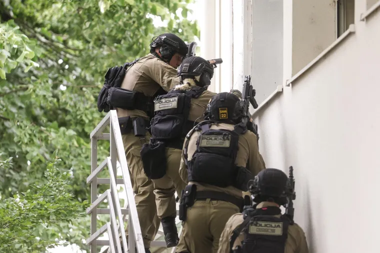 Duge cijevi, maskirani kriminalci i talačka kriza: Pogledajte nestvarne prizore iz Sarajeva