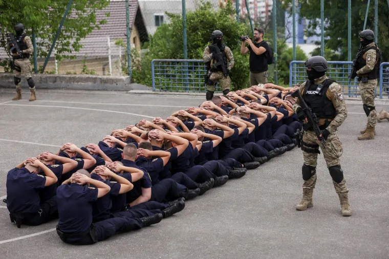 Duge cijevi, maskirani kriminalci i talačka kriza: Pogledajte nestvarne prizore iz Sarajeva