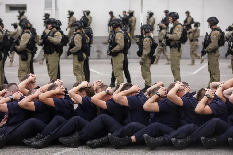 Duge cijevi, maskirani kriminalci i talačka kriza: Pogledajte nestvarne prizore iz Sarajeva