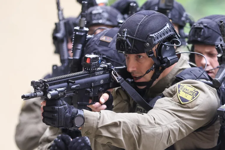 Duge cijevi, maskirani kriminalci i talačka kriza: Pogledajte nestvarne prizore iz Sarajeva