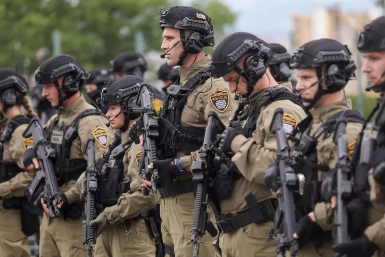 Duge cijevi, maskirani kriminalci i talačka kriza: Pogledajte nestvarne prizore iz Sarajeva