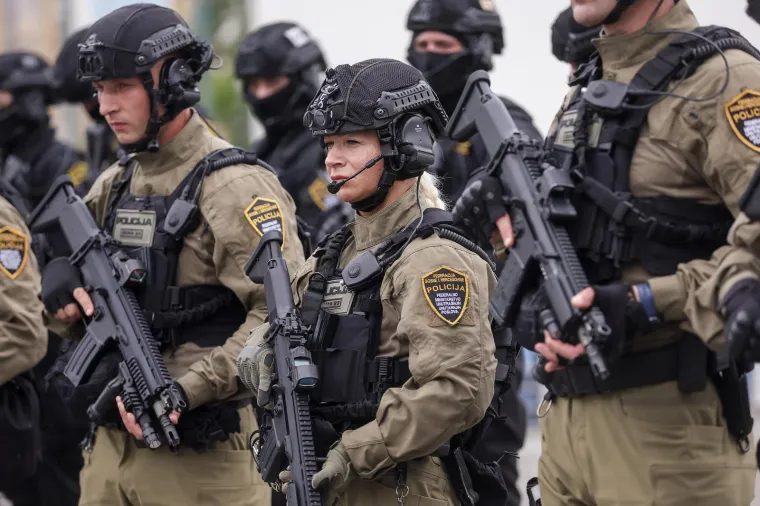 Duge cijevi, maskirani kriminalci i talačka kriza: Pogledajte nestvarne prizore iz Sarajeva