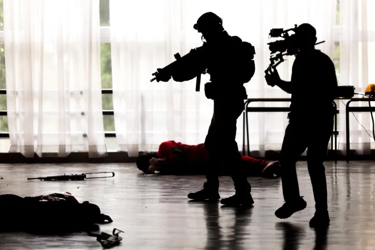 Duge cijevi, maskirani kriminalci i talačka kriza: Pogledajte nestvarne prizore iz Sarajeva