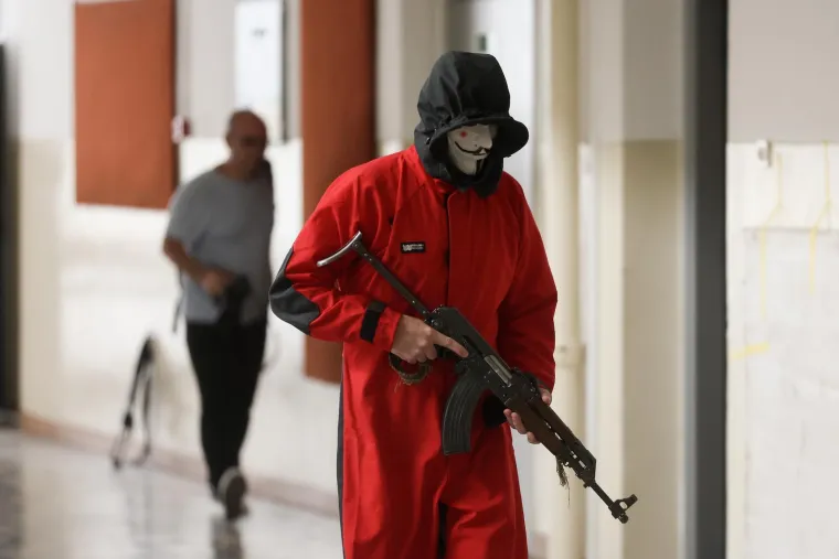 Duge cijevi, maskirani kriminalci i talačka kriza: Pogledajte nestvarne prizore iz Sarajeva