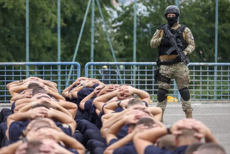 Duge cijevi, maskirani kriminalci i talačka kriza: Pogledajte nestvarne prizore iz Sarajeva