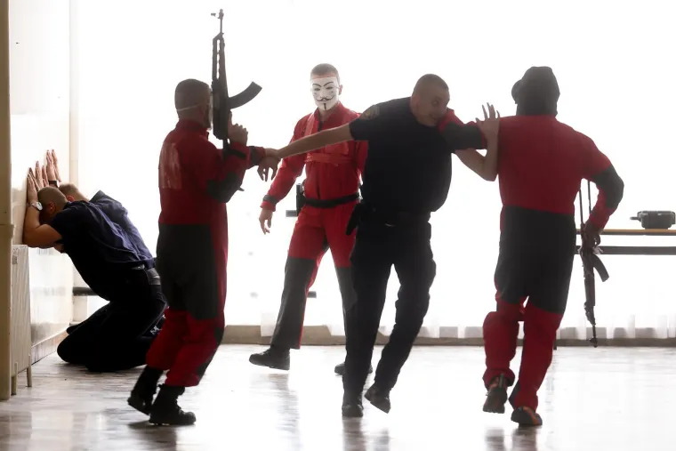 Duge cijevi, maskirani kriminalci i talačka kriza: Pogledajte nestvarne prizore iz Sarajeva