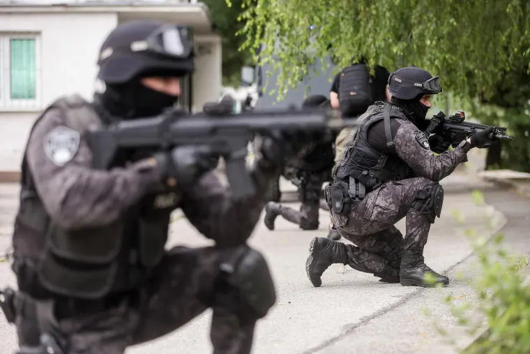 Duge cijevi, maskirani kriminalci i talačka kriza: Pogledajte nestvarne prizore iz Sarajeva