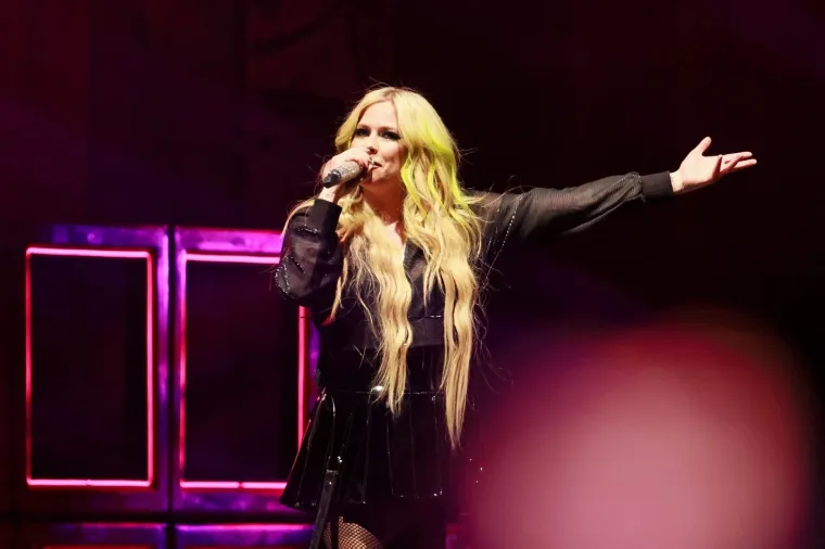 Godinama kružile glasine da je mrtva: Kako danas izgleda pop ikona Avril Lavigne?