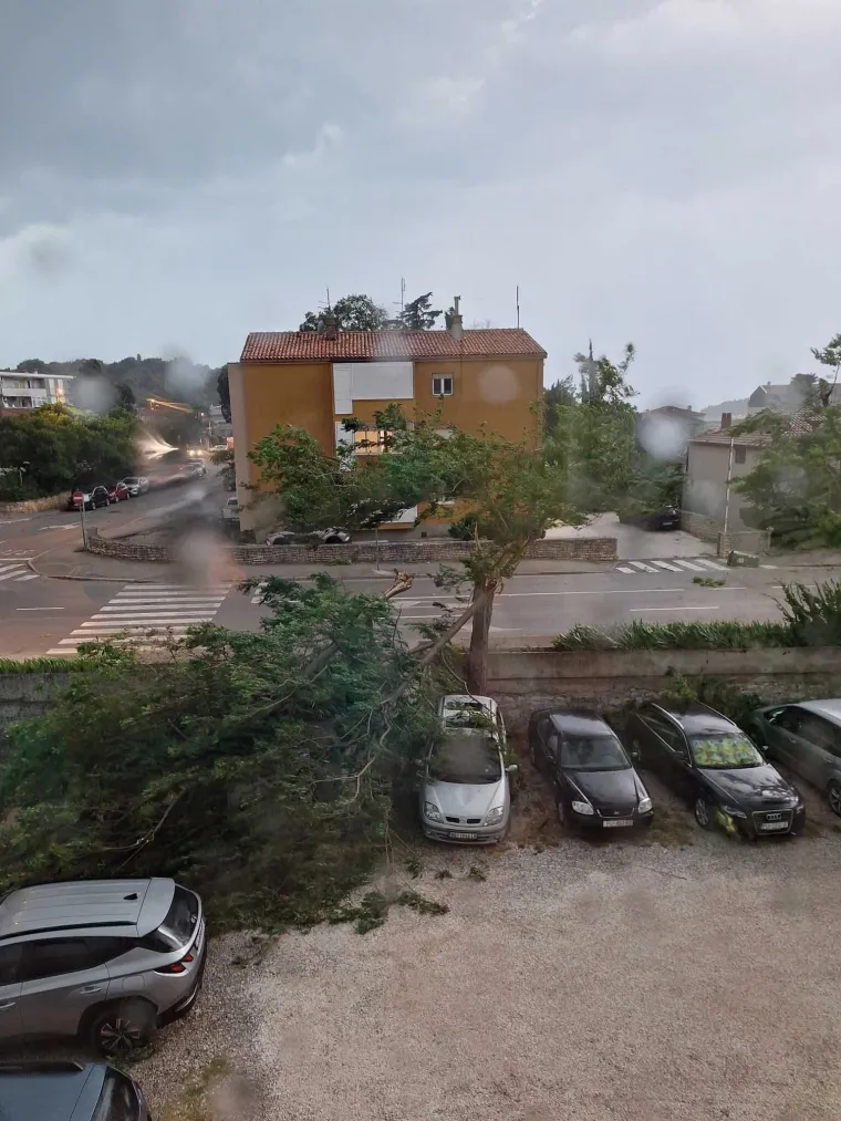 Zastra&scaron;ujuće posljedice razornog nevremena koje je poharalo Istru: Kao da je pro&scaron;ao tornado...