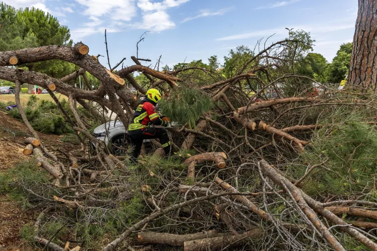 Zastra&scaron;ujuće posljedice razornog nevremena koje je poharalo Istru: Kao da je pro&scaron;ao tornado...