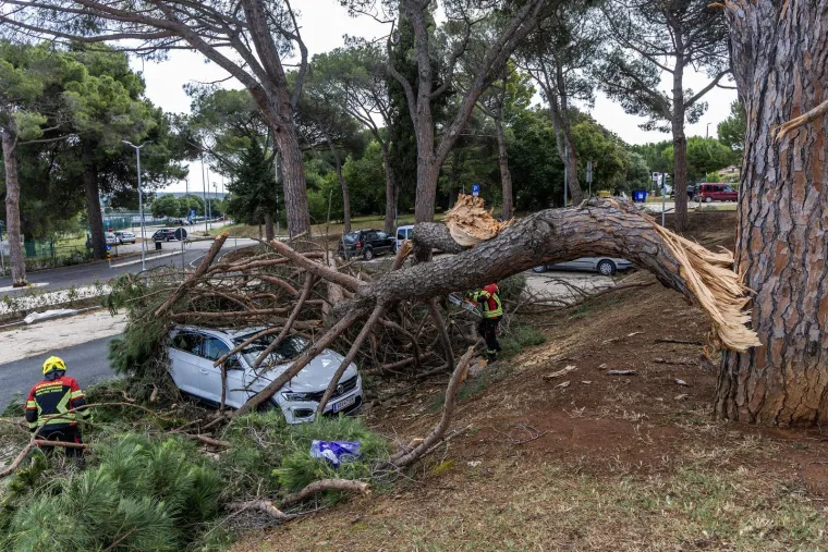Zastra&scaron;ujuće posljedice razornog nevremena koje je poharalo Istru: Kao da je pro&scaron;ao tornado...