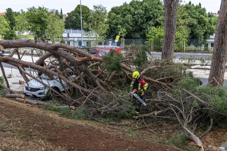Zastra&scaron;ujuće posljedice razornog nevremena koje je poharalo Istru: Kao da je pro&scaron;ao tornado...