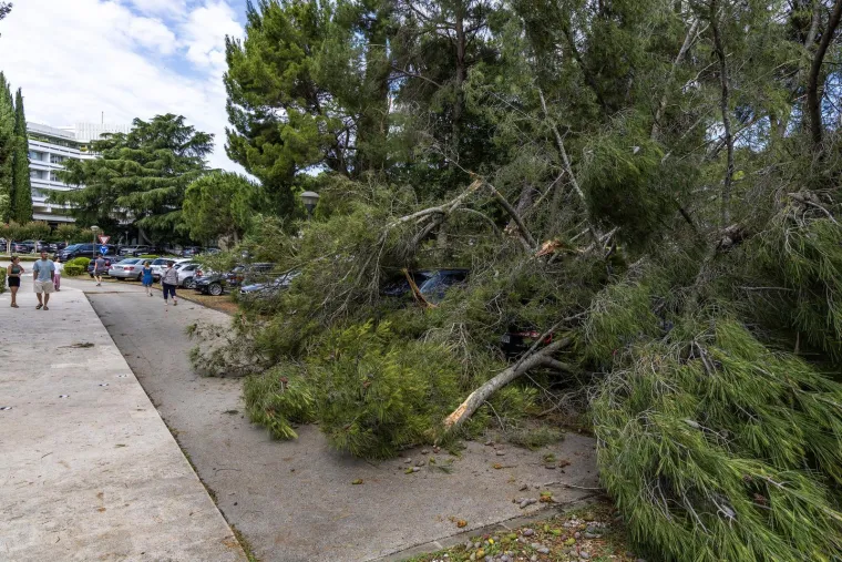 Zastra&scaron;ujuće posljedice razornog nevremena koje je poharalo Istru: Kao da je pro&scaron;ao tornado...