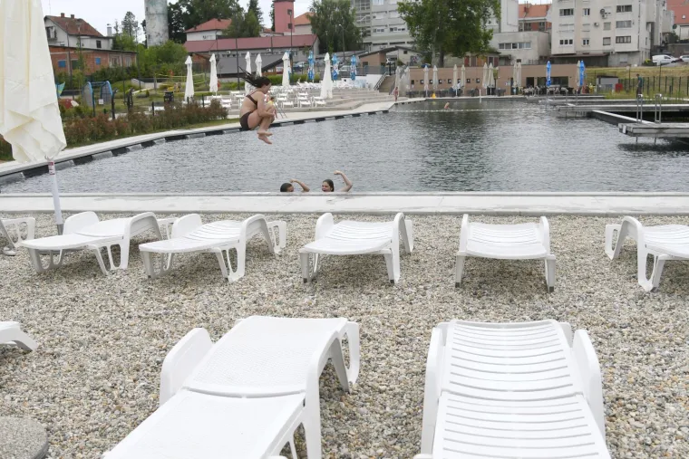 Otvoren prvi biološki bazen u Hrvatskoj: Mnogi se već kupaju, a pogledajte kako izgleda