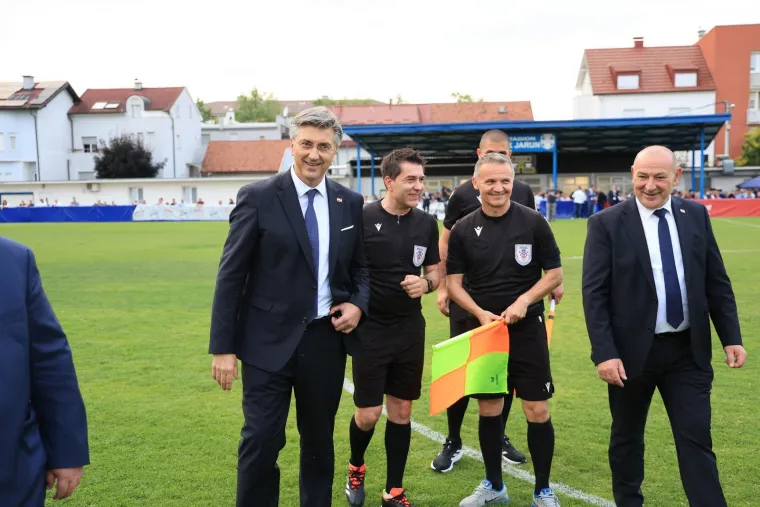 Istaknuti HDZ-ovac igrao nogomet u stilu Ronaldinha: 'Izbornik' je sve gledao sa strane...