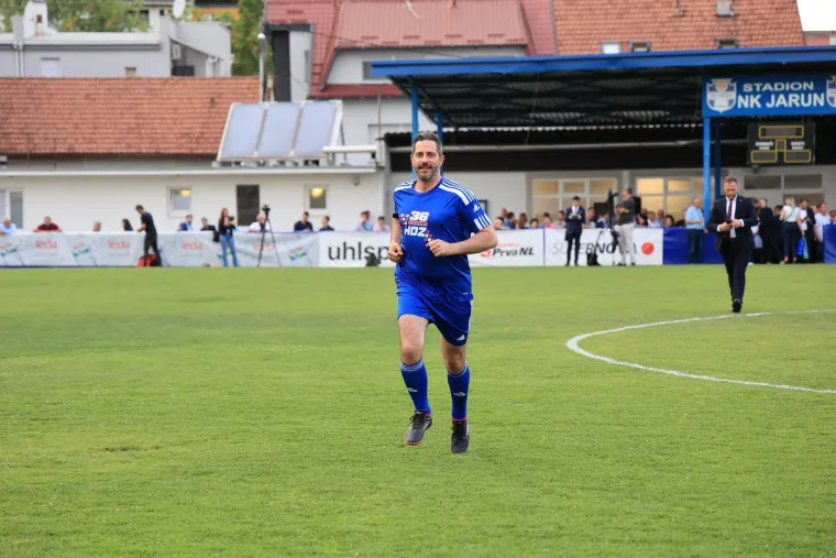 Istaknuti HDZ-ovac igrao nogomet u stilu Ronaldinha: 'Izbornik' je sve gledao sa strane...