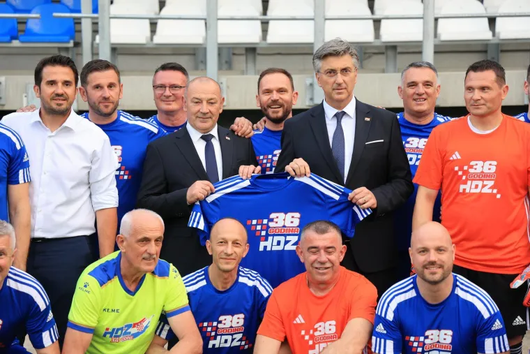 Istaknuti HDZ-ovac igrao nogomet u stilu Ronaldinha: 'Izbornik' je sve gledao sa strane...